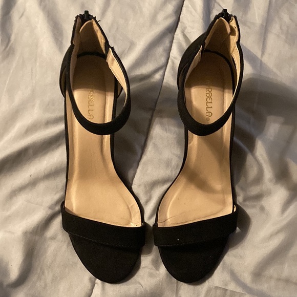 Black high heels with toe show, and one strap - Picture 4 of 4